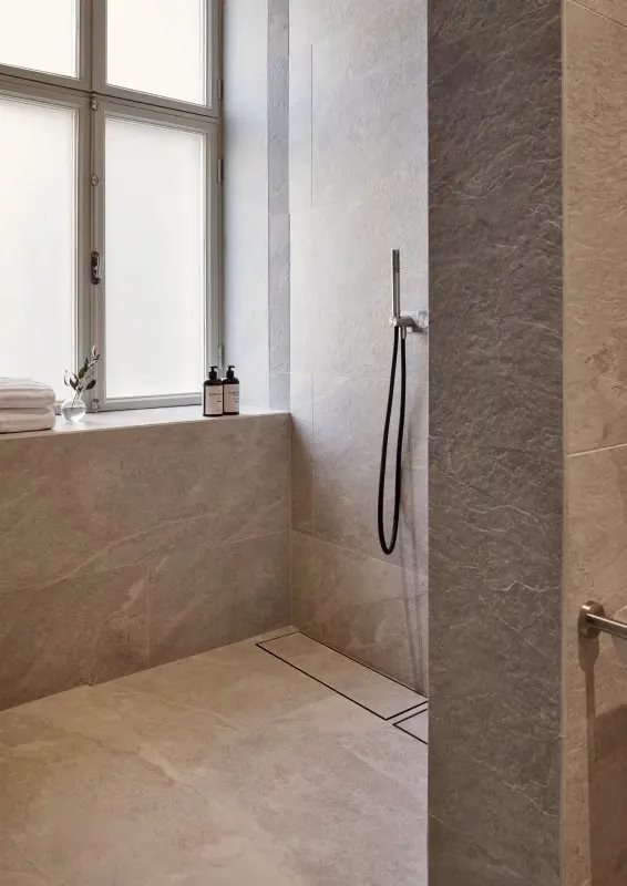 Badrum i hotell Runo med Vieser Line linjärgolvbrunn
