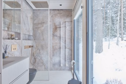 Vieser Line linjegolvbrunn i en fritidsvillas badrum