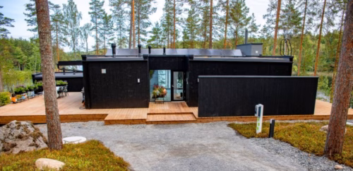 Ljus fritidsvilla i naturskön miljö – design och funktion i harmoni