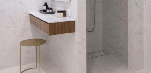 Privat badrum med vackert marmorerat klinker