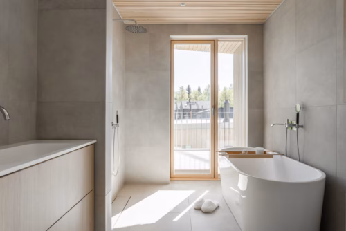 Villa Suoja: modernt CLT‑hus med nordisk design och stilrena Vieser Line golvbrunnar